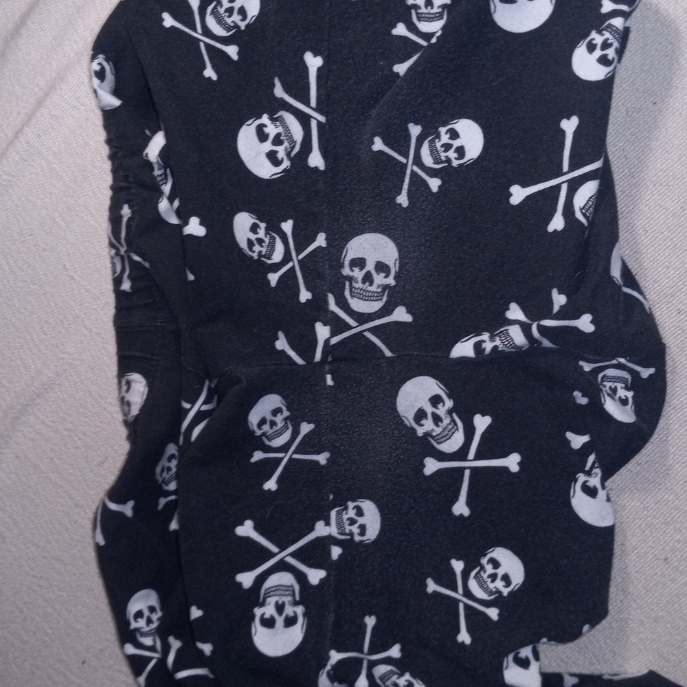 XL skull & crossbones capris leggings - Picture 4 of 6